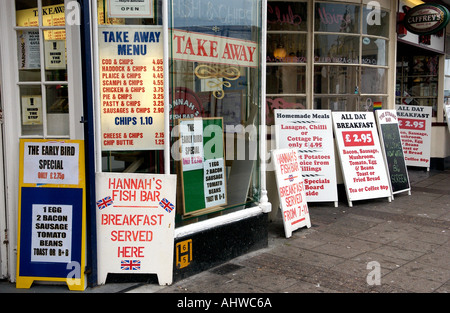 Bandi di gara al di fuori di un pesce e Chip Shop sul lungomare di Torquay Torbay nel Devon England Regno Unito Foto Stock