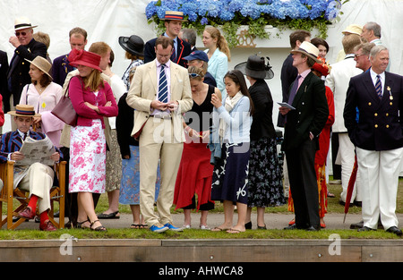 Gli spettatori a Henley Royal regata sul Tamigi in Oxfordshire England Regno Unito Foto Stock