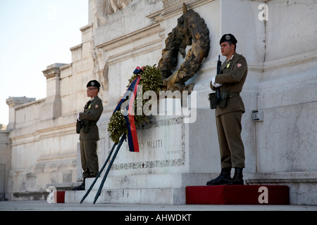 L'esercito italiano gli ufficiali della Guardia di corone presso il monumento a Vittorio Emanuele II in Roma Lazio Italia Foto Stock