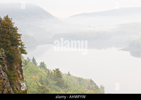 Nebbioso Autunno a colori mattina presso il lago di nuvole si affacciano in Istrice Montagne parco dello Stato del Michigan s Penisola Superiore Foto Stock