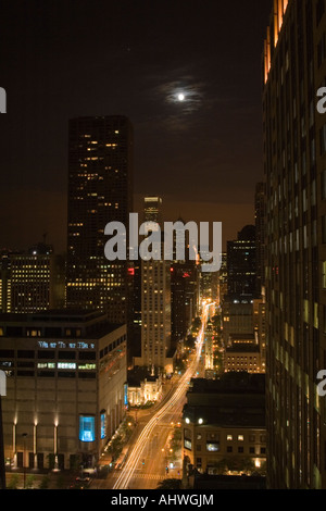 Guardando a sud di North Michigan Avenue a Chicago giù sul traffico in una notte di luna Foto Stock