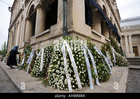 Una donna eldely immettendo il rumeno Cattedrale Patriarcale a Bucarest / Romania Foto Stock