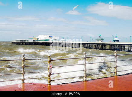 Rough Sea Blackpool lungomare e il North Pier Foto Stock