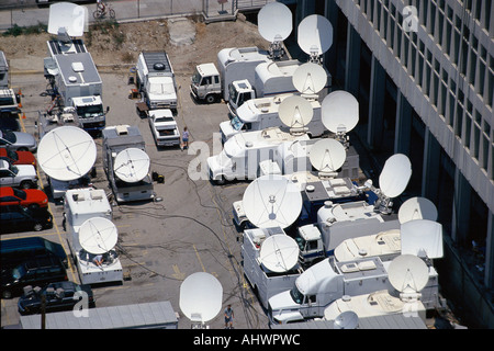 Media news la copertura al di fuori del palazzo di giustizia Foto Stock