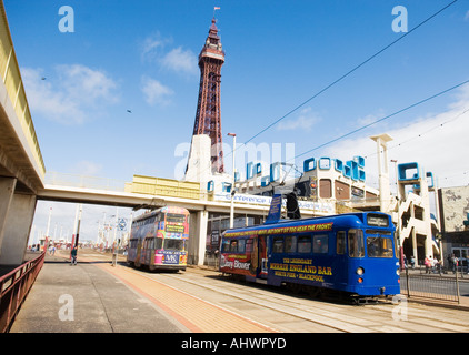 Tram e torre sulla passeggiata Blackpool in estate Foto Stock
