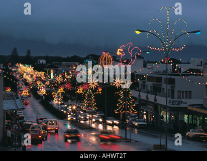 Le luci di Natale e decorazioni su una strada bagnata occupato con traffico in Somerset West Africa del Sud Foto Stock