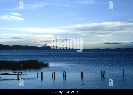 Il lago Titicaca cercando in tutta dal lato peruviano verso le Ande Boliviane Foto Stock