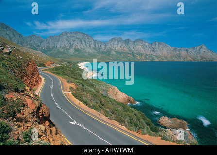 La Tarmac strada costiera intorno Kogelbay Riserva Naturale di Western Cape Sud Africa Foto Stock