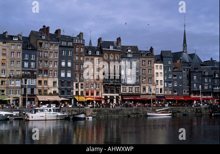 Vista sul vecchio porto di Honfleur, Normandia, Francia Foto Stock