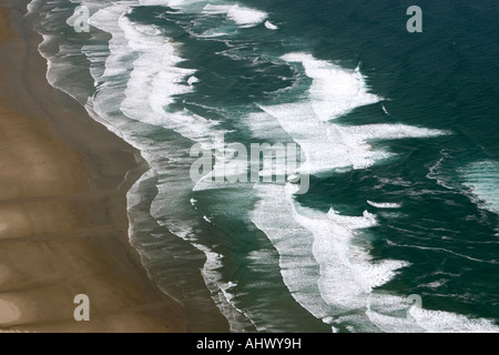 Onde a terra rotolo lungo la spiaggia in Oregon Foto Stock