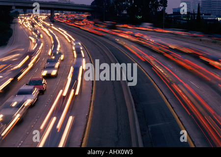 Superstrada con traffico di sera Foto Stock