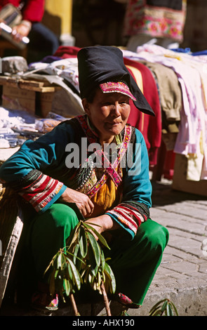 Cina Yunnan mercato Dali minoranza Yi donna che indossa il costume tradizionale Foto Stock