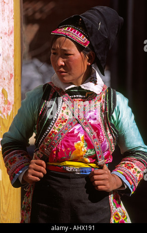 Cina Yunnan mercato Dali Yi donna che indossa il costume tradizionale Foto Stock
