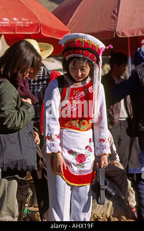 Cina Yunnan mercato sagomatura donna che indossa abiti tradizionali Foto Stock