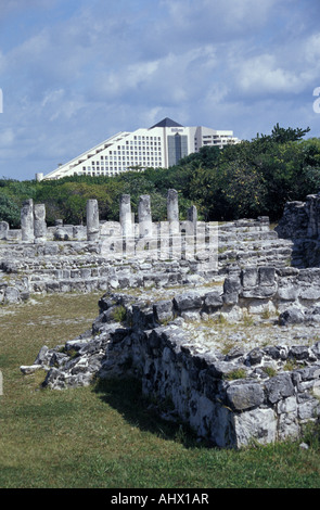 Le rovine maya di El Rey con Hotel Hilton in background, Cancun Quintana Roo, Messico Foto Stock