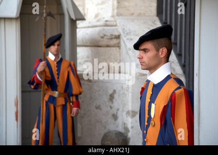 Due Guardie Svizzera Pontificie guardia in uniforme tradizionale con il luccio nella Città del Vaticano Roma Lazio Italia Foto Stock