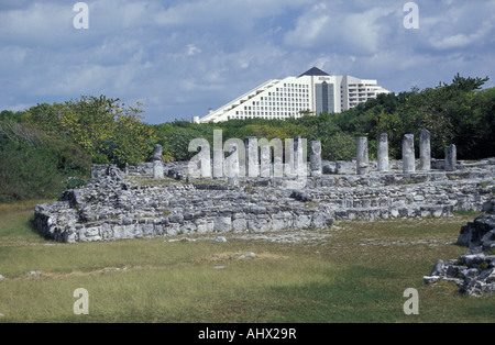 Le rovine maya di El Rey con Hotel Hilton in background, Cancun, Messico Foto Stock
