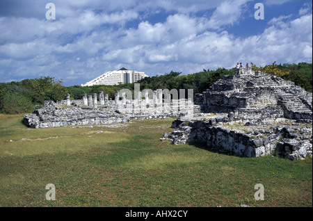 Le rovine maya di El Rey con Hotel Hilton in background Cancun Messico Foto Stock