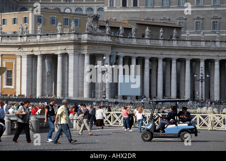 Vaticano la polizia di carrello elettrico patrol piazza San Pietro Città del Vaticano Roma Italia Foto Stock