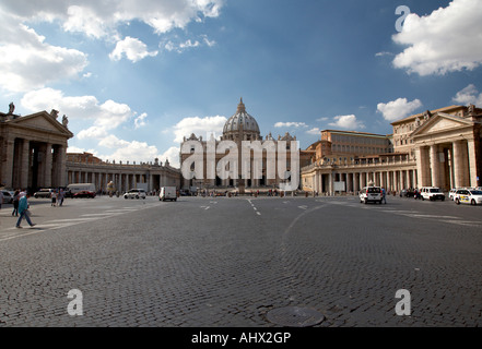 Guardando verso la Basilica di San Pietro e la Città del Vaticano da Piazza Pio XII Roma Lazio Italia Foto Stock