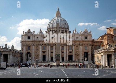 Guardando verso la Basilica di San Pietro e la Città del Vaticano da Piazza Pio XII Roma Lazio Italia Foto Stock