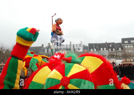 Carnevale di guardare la folla Mooswief tradizionale su un palo a piazza Vrijthof Maastricht Paesi Bassi Foto Stock