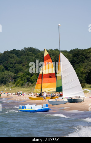 Barche a vela sulla spiaggia Foto Stock