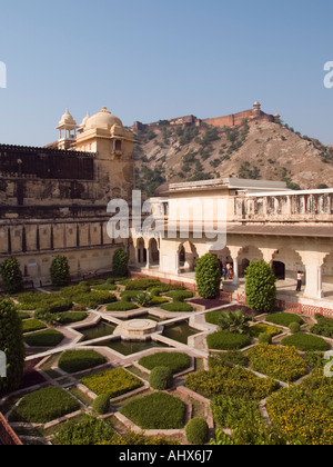 Ambra India uno del cortile interno giardini di Ambra Palace Foto Stock