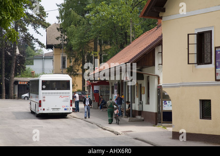 Bled alla stazione degli autobus in estate con single decker autobus parcheggiato e persone in attesa di sedi al di fuori Foto Stock