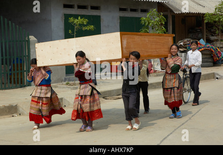 Persone da fiore Hmong Trlbe Hill, Bac ha, vicino a SAPA, Vietnam Foto Stock