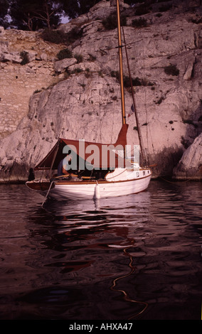 Piccolo yacht ancorati nelle calanche nel sud della Francia Foto Stock