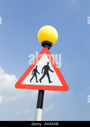 Belisha Beacon con strada pedonale segno attaccato Foto Stock