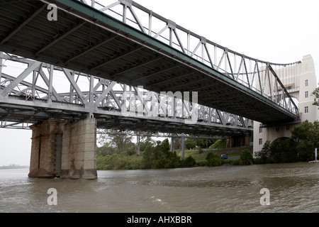 Coonan t ponte con la stazione ferroviaria e piedi ponte sul fiume Brisbane Indooroopilly Brisbane Queensland QLD Australia Foto Stock