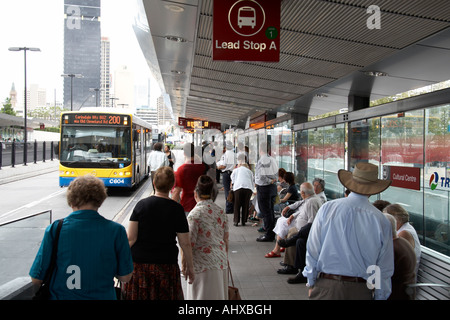 Stazione degli autobus con persone da ponte Victoria in Brisbane Queensland QLD Australia Foto Stock