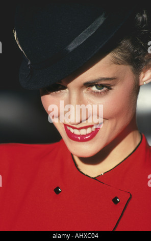 Ritratto di moda giovane donna vestita di nero cappello e vestito rosso Foto Stock