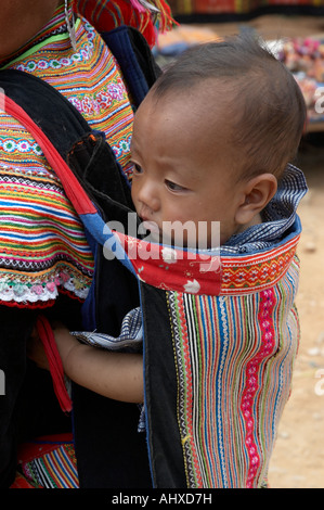 Le donne dal fiore Hmong Trlbe Hill e baby, Coc Li Mercato, vicino a SAPA, Vietnam Foto Stock