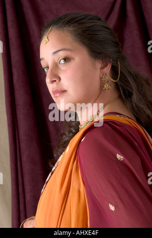Messicano femmina americani indossando un sari frequentando un incrocio culturale americana indù cerimonia di nozze Foto Stock