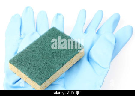 Guanti di protezione personale in gomma e un tampone abrasivo per pulire aree e superfici igienicamente, senza persone isolate su bianco Foto Stock