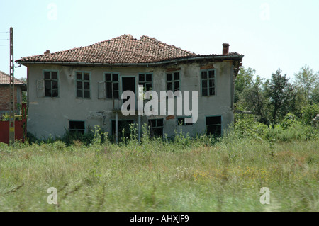 La rovina di tradizionale bulgara vecchia casa in campagna in estate Foto Stock