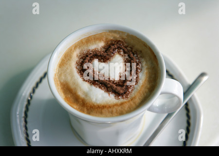 Tazza da caffè con al cioccolato a forma di cuore sprinked topping. Foto Stock