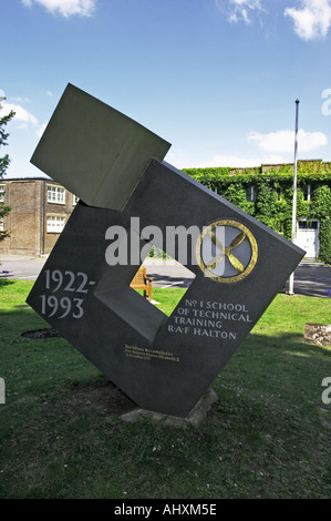 La scultura celebra il Halton apprendista regime e stato avviato dal Signore Trenchard numero una scuola di formazione tecnica 1922 19 Foto Stock