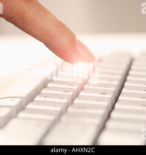 Dito e della tastiera del computer Foto Stock