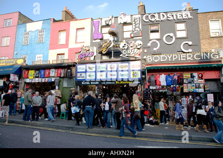 Strada trafficata in Camden town ornato di fronti di negozio Foto Stock