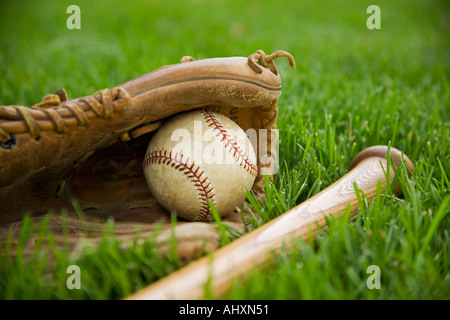 Attrezzatura da baseball posa sull'erba Foto Stock