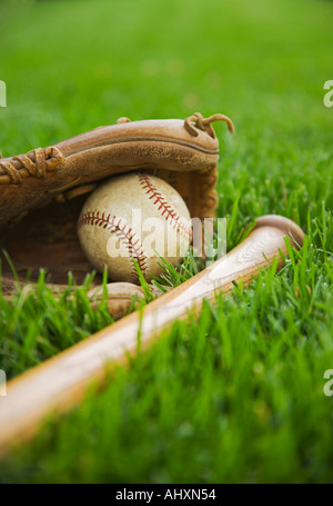 Attrezzatura da baseball posa sull'erba Foto Stock