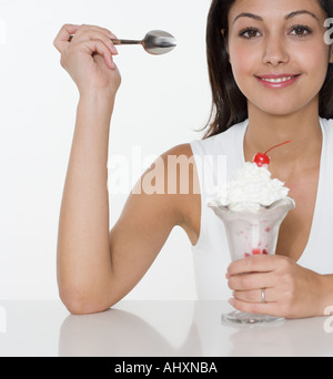 Donna sorridente con gelato Gelato Foto Stock