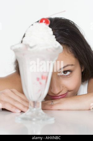 Donna sorridente al gelato Gelato Foto Stock