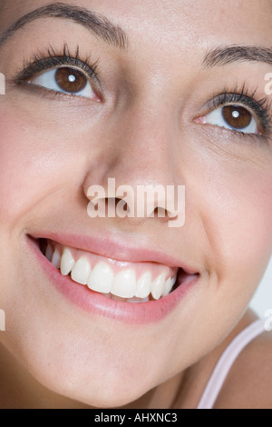 Primo piano della donna sorridente Foto Stock