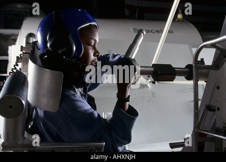 Huntsville AL. Space Camp 13 yr old camper sulla facilità di simulazione, un EVA erano costruire una piramide. Foto Stock