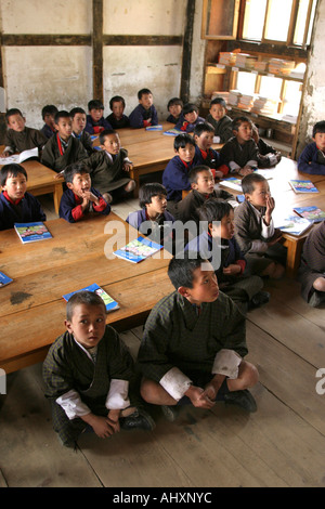 Il Bhutan istruzione Haa Valley Bitekha scuola secondaria inferiore i giovani studenti in classe Foto Stock